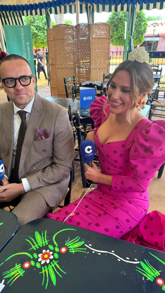 Laura Gallego en la caseta de COPE Sevilla en la Feria de Abril