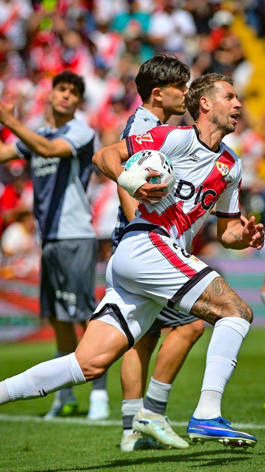 Lejeune celebra su gol, en el Rayo - Real Sociedad