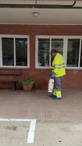 El Ayuntamiento de Puerto Lumbreras refuerza las labores de fumigación
en los centros educativos del municipio de cara al inicio escolar