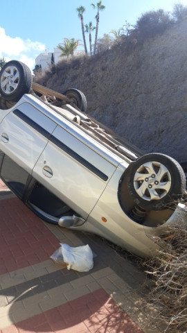 Estado en el que ha quedado el vehículo accidentado tras caer por un terraplén