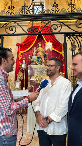 José Ángel Ayala junto a Nicolás Galiano y Antonio Mariano Hernández, presidente y vicepresidente de la Hermandad de la Aurora de Lorca