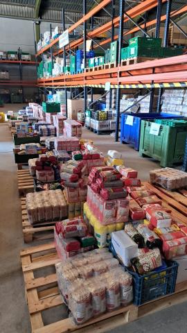 Alimentos apilados en el Banco de alimentos de Cartagena