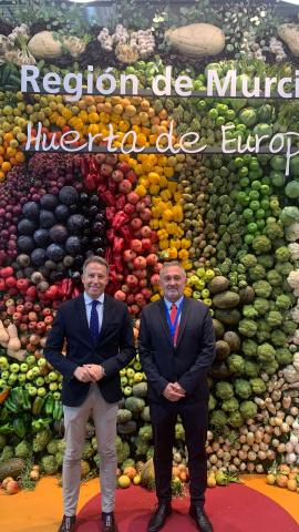 El alcalde de Lorca y el concejal de Agricultura en el stand de la Región de Murcia en la feria Fruit Attraction