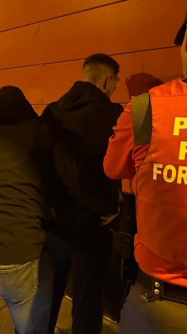 Agentes de Policía detienen al acusado de robos en vehículos