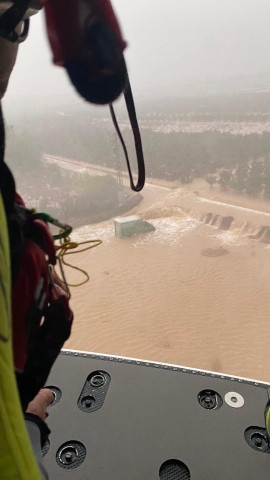 Los bomberos rescatan en helicóptero a un conductor atrapado por al dana