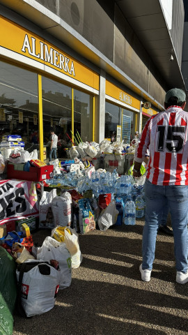 La afición del Sporting recogió alimentos para ayudar a Valencia.