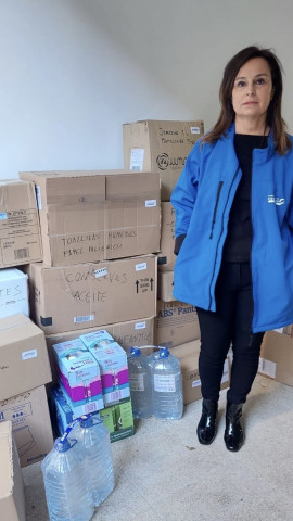 La presidenta de la Federación de Comercio de Ourense, Beatriz Gómez, en el local donde recogen el material para Valencia