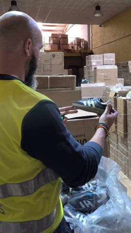 Agente de la Udaiff Granada revisa una zapatilla