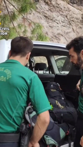 Servicio de rescate de la guardia civil

El Grupo de Montaña (Greim) de la Guardia Civil de Granada ha rescatado a un hombre de 63 años y una mujer de 47 que se perdieron cuando descendían el barranco del río Verde, en el término municipal de Otívar, donde se les hizo de noche sin llevar luz alguna y encontrándose ya muy cansados.

POLITICA ESPAÑA EUROPA ISLAS BALEARES SOCIEDAD
GUARDIA CIVIL