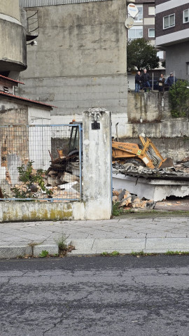 Naves abandonadas en Río Arnoia