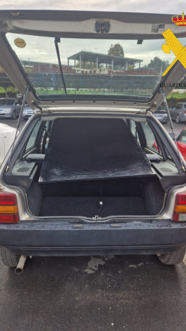 Cuando le dieron el alto, el sospechoso iba al volante del coche que había sustraído y llevaba en la maleta un televisor de grandes dimensiones que también había robado