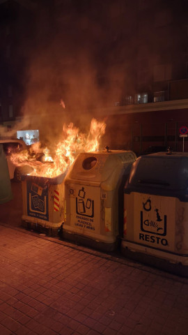 Imagen de uno de los contenedores ardiendo