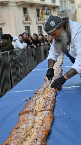 COPE Cartagena bate el récord del Roscón gigante con 6.400 raciones del dulce de los Reyes Magos