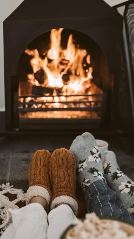 Una familia se calienta ante un chimenea