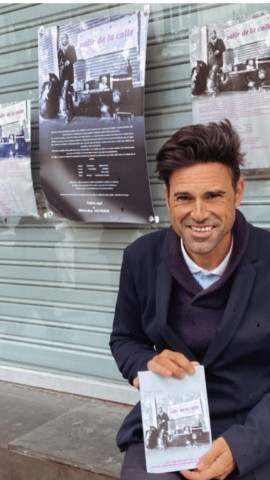 Ángel Custodio con un ejemplar de su libro.