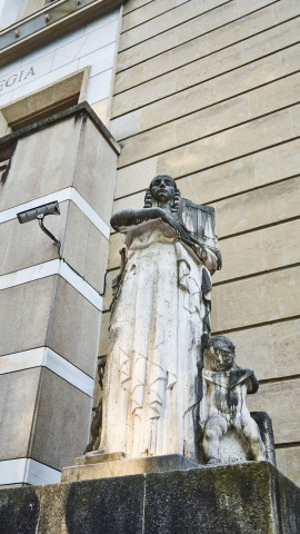 Escultura que adorna el exterior del Tribunal Supremo de Justicia del País Vasco
