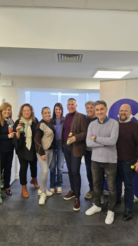 Ramón Alonso, responsable comunicación Coca Cola Alicante junto a los redactores de COPE Alicante