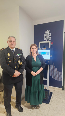 La alcaldesa de Allariz, Cristina Cid, y el comisario, Castor Vázquez