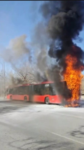Autobús envuelto en llamas
