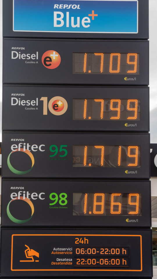 Alicante, España 16 de enero de 2023. Surtidor de gasolina Repsol en España que muestra precios por litro de diésel y gasolina 95 y 98
