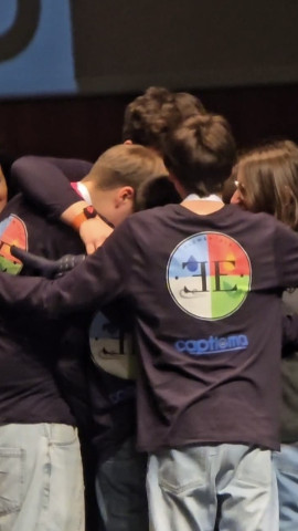 Los jóvenes de Captioma se abrazan tras conocer que ganaron la competición