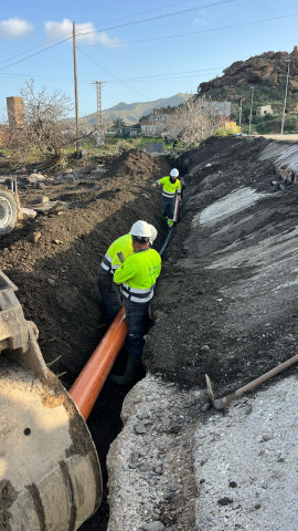 Operarios reparando tuberías en Lorca dañadas por la riada