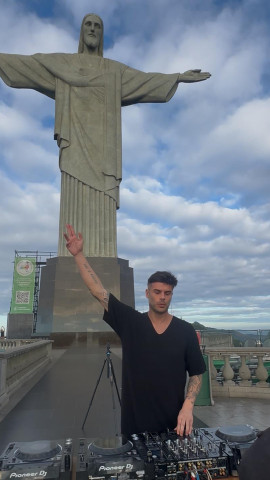 Carlos Chaparro frente al Cristo Redentor