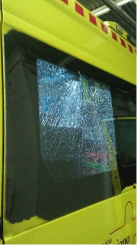 La ventana rota de la ambulancia  del SUAP del Parchís