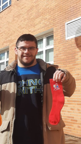 Nacho Carrasco enseña los calcetines desparejados