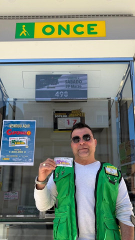 Elías Martínez con el cupón premiado