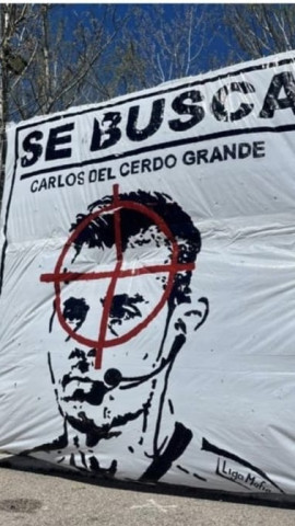 Pancarta en contra de Carlos del Cerro Grande en Cornellá