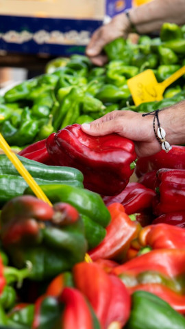 Puesto de venta de pimientos en un mercado