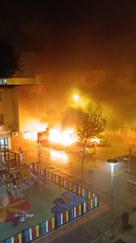 Incendio de vehículos estacionados en la Barriada de Icovesa, en Jerez de la Frontera