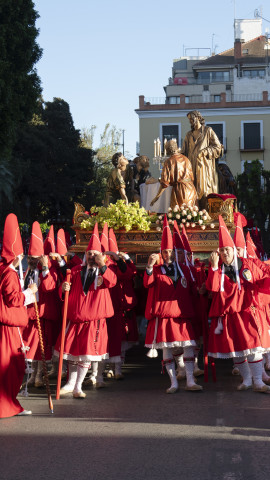 Un trono portado a hombros