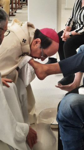 El arzobispo lava los pies a trece internos en la celebración de Jueves Santo en la prisión de Pamplona