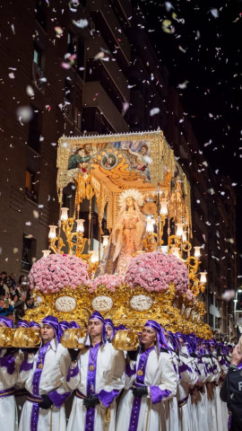 Trono de la Virgen de la Amargura del Paso Blanco que cierra la procesión del Viernes Santo en Lorca