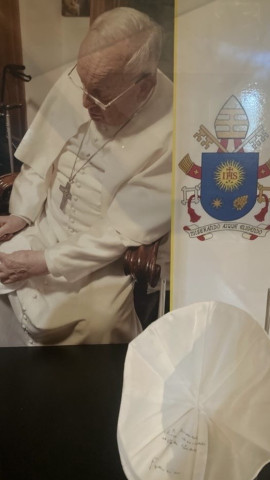 El Papa Fancisco dedica su solideo con destino a Castro Caldelas