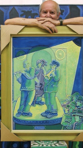 El artista con una de sus obras