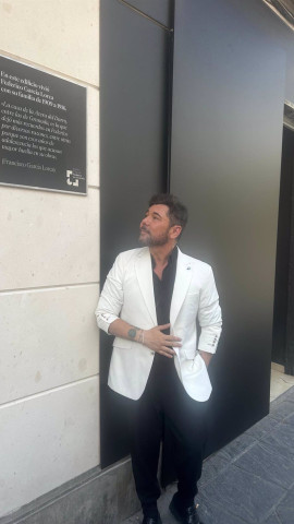 El cantaor Miguel Poveda, junto a la placa de Acera del Darro