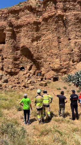Visita de la Diputación de Granada y el Ayuntamiento de Beas de Guadix al Cerro del Castillejo tras un nuevo desprendimiento