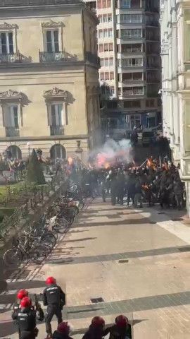 Imágenes que circulan en redes sobre los disturbios en la Plaza de la Provincia de la capital vasca