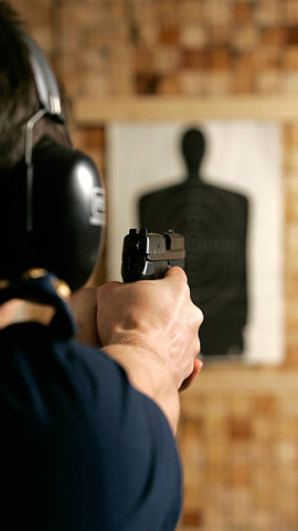 Un policía practica en una galería de tiro