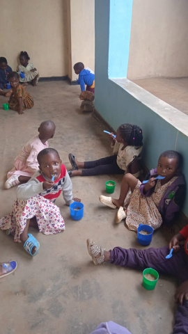 Los niños también se alimentan en la guardería