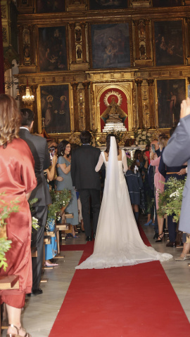 Alberto Herrera y Blanca Llandres a su llegada a la iglesia donde contrajeron matrimonio