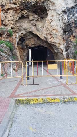 El túnel del Castillo de Dénia, cerrado temporalmente por trabajos de mejora en la superficie para garantizar una mayor seguridad peatonal