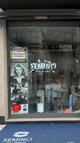 La tienda Reformas Lozano forma parte de la zona Comercial Calderón. En la imagen, el escaparate pintado y la alfombra de la Seminci