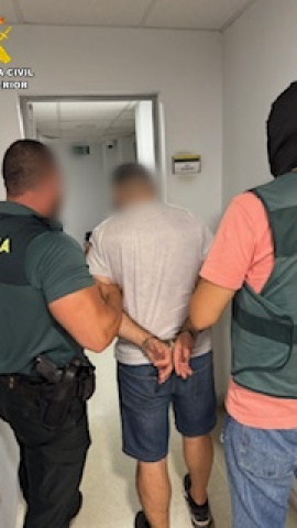 Guardia Civil con el detenido