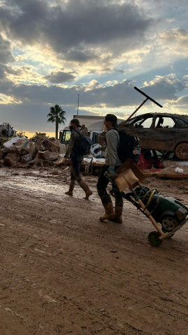 Voluntarios aragoneses ayudando en Valencia