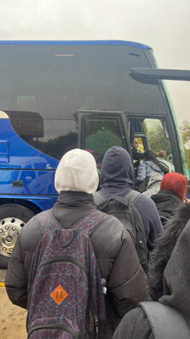 Viajeros esperan a autobuses sustitutivos