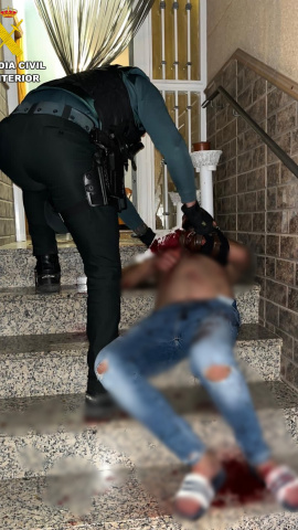 La Guardia Civil auxilia a un hombre en su casa de El Ejido